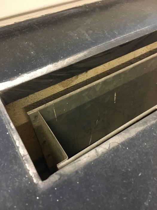 Borttagen ventilation i skiva med synligt damm på kanterna, möjlig fråga om asbest.