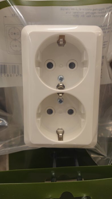 Dubbel vägguttag i förpackning som är relevant för en diskussion om elinstallation.