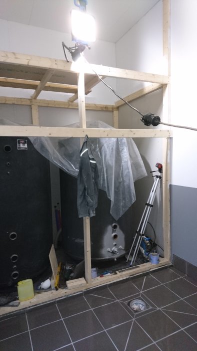 Klinkergolv med träreglar och oavslutad skorsten under konstruktion i ett renoveringsprojekt.