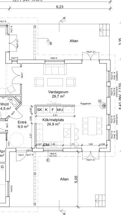 Ritning av våning med kök/matplats, vardagsrum och altaner, möblerat med notationer.