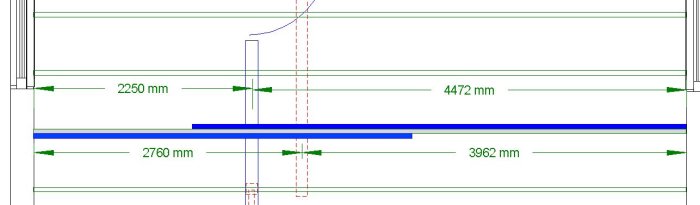 Arkitektonisk ritning av bjälklag med dimensioner och planerad förstärkning markerad i blått och rött.