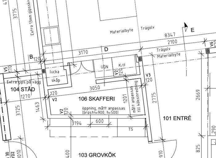 Arkitektritning av en husplan som visar positionen för ett skafferi bredvid kök och entre, med detaljerade mått och ventilationssystem.