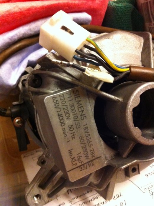 Siemens 1BV5565-BR washing machine motor with six wires, including earth and blue wires.