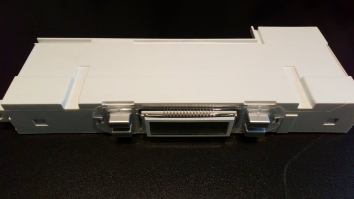 Vit knappsats/display för kylskåp Electrolux ERF-serien på ett mörkt underlag.