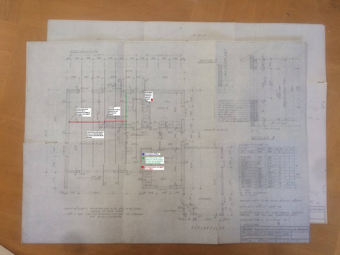 Arkitektonisk ritning av hus med måttangivelser och handskrivna anteckningar.