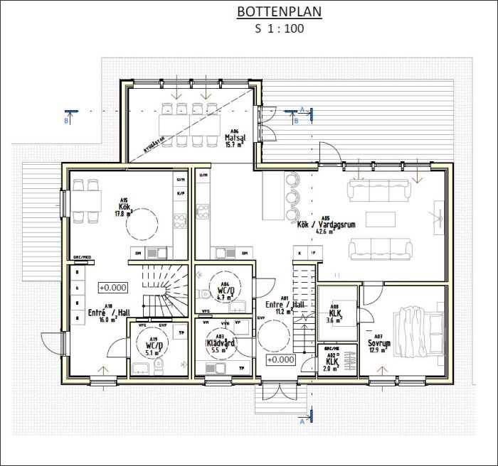 Arkitektritad planlösning av ett hus med markerade rum som kök, vardagsrum, flera sovrum och badrum.