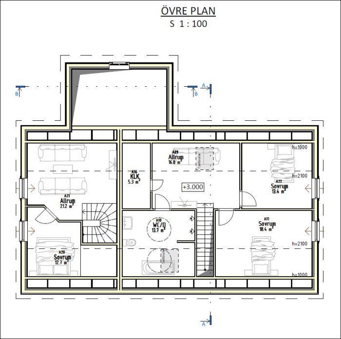 Ritning av övre plan i hus med rum som sovrum, allrum och badrum markerade och dimensionerade.