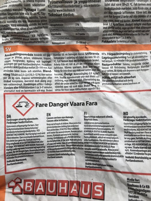 Avbildning av en säkerhetsinstruktion på en förpackning från Bauhaus, med varningsikoner och text på flera språk om hudirritation och ögonskador.