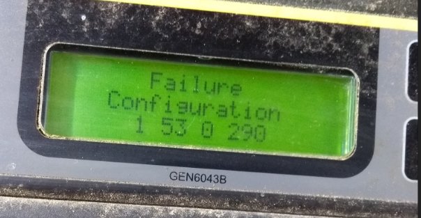 LCD-panel på en robotgräsklippare visar felmeddelandet "Failure Configuration 1.59/2.90".