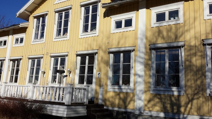 Gammal murken altan vid gul prästgård inför renovering.