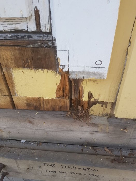 Murkna fasadbrädor och skadad läkt på ett hus, med synliga tecken på förfall.