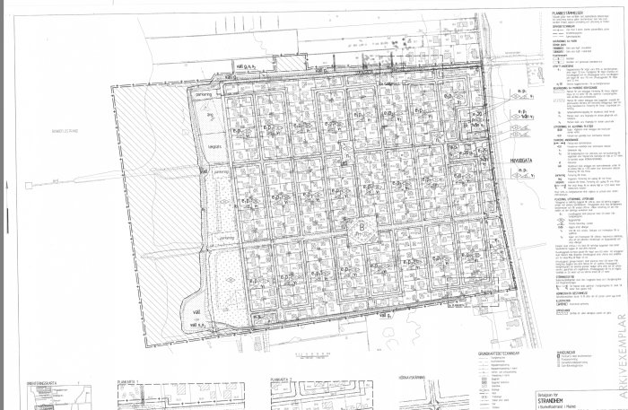 Detaljerad ritning av stadsplan med markerade områden, vägar och textanmärkningar.