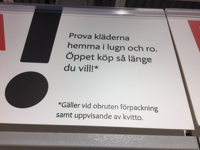 Skylt som informerar om att man kan prova kläder hemma med öppet köp, gäller med obruten förpackning och kvitto.