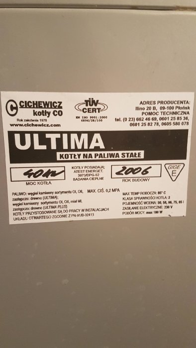 Informationsmärkning på en Cichewicz Ultima fastbränslepanna från 2006, med tekniska specifikationer och tillverkaruppgifter.