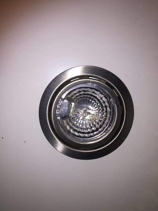 Badrumsspotlight utan glas synlig med öppen ram och synlig ljuskälla.