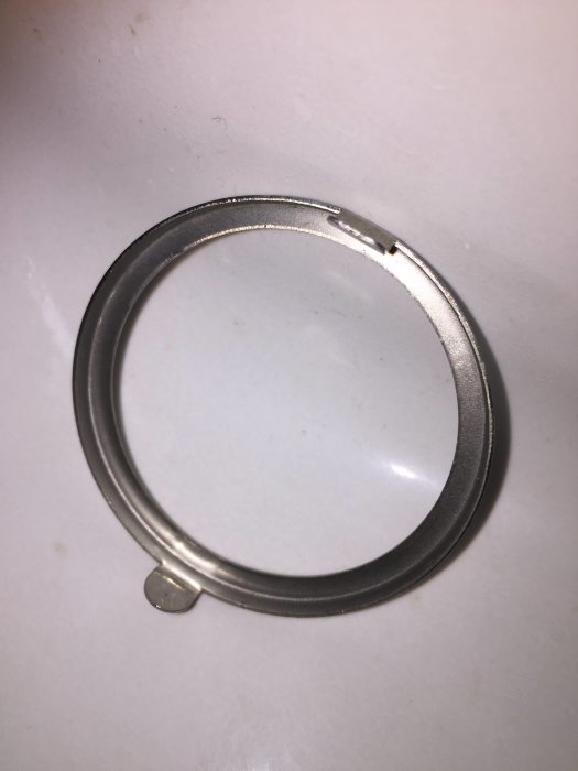 Närbild på en rund metallram till en badrumsspot utan glas.