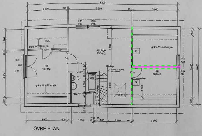 Ritning över en övre plan med markerade områden för ljudisolering, planerad ny vägg och rumsuppdelningar.