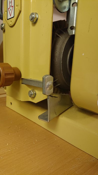 Detaljbild av en gul Scheppach Hbs 32 vario bandsåg med fokus på bladguidning och kullager som kan behöva justeras.