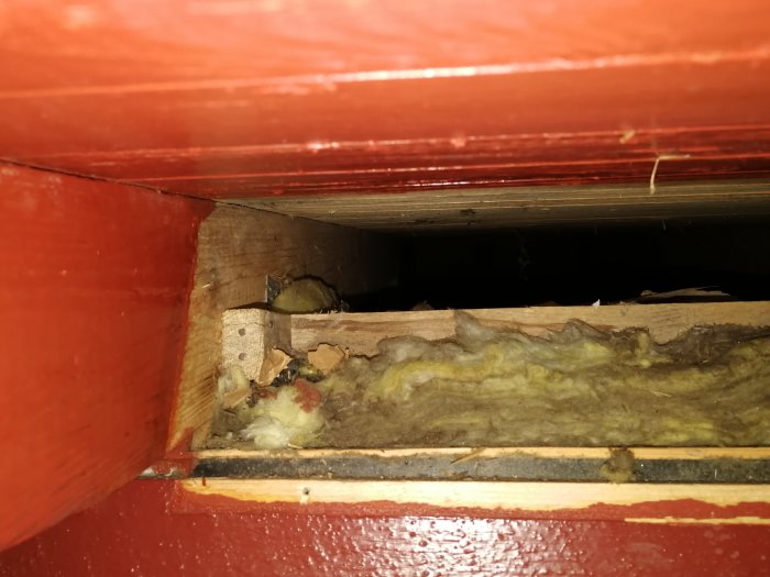 Luftspalt skapad med läkt spikad mellan takstolar och isolering under, med plats för montering av planka ovanpå.