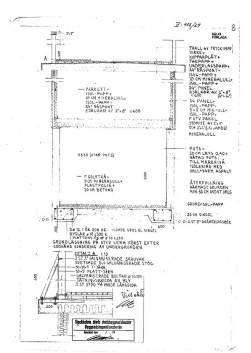 Arkitektritning av en källarplanlösning med detaljerade anteckningar om material i bjälklag och avloppssystem.