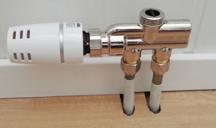 Termostatventil monterad felvänt på rör med öppet uttag där radiator saknas