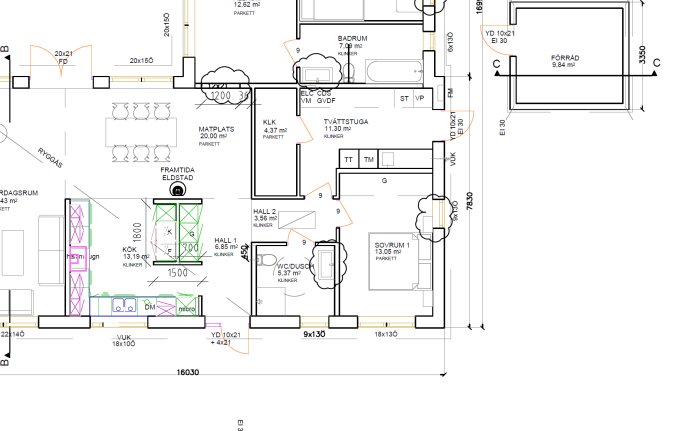 Arkitektritning av ett hus med markering av dörrens placering nära carport och förråd.