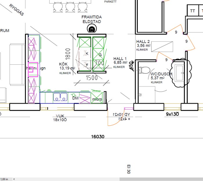 Ritning av ett hus där dörrar och carportens placering i förhållande till kök och hall visas.