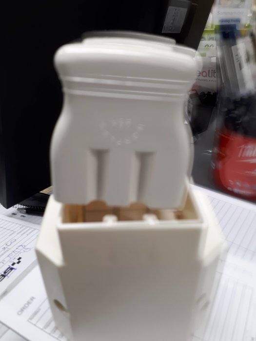 Närbild på ett suddigt Norwesco uttag där kontaktstiften inte syns i kontakt med uttagsklämmorna.