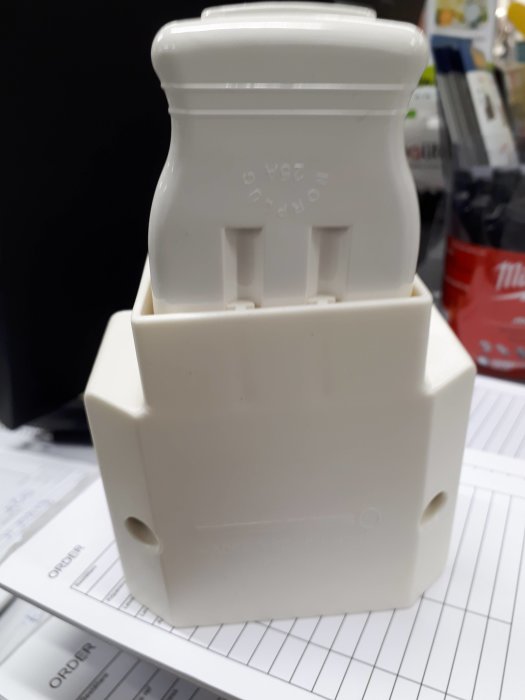 Bild på en Norwesco stickpropp ovanifrån där kontaktstiften inte berör uttagsklämmorna, vilket illustrerar petsäkerheten.