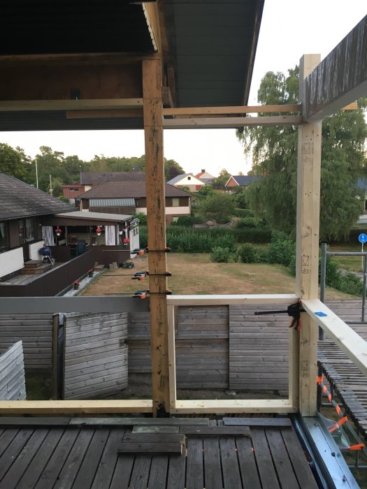 Pågående byggprojekt av en träkonstruktion med limträ monterat i en stålbalk, verktyg synliga.