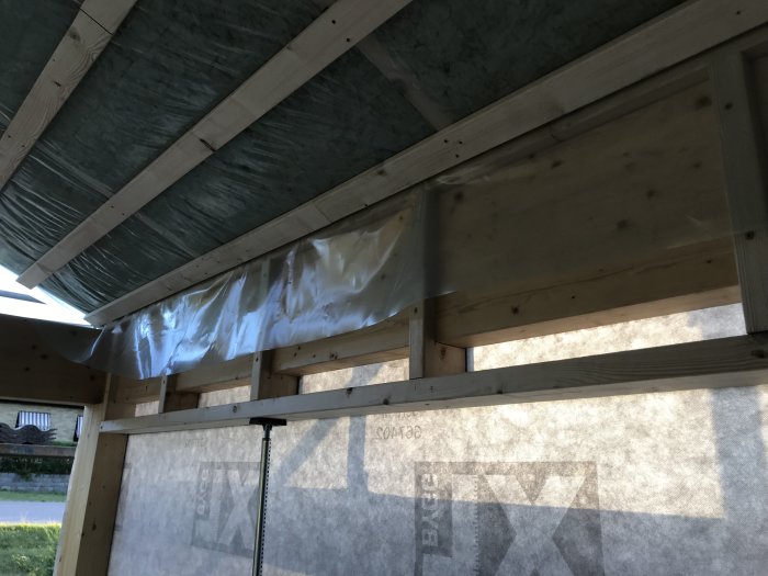 Reglad vägg och tak med vindduk, speciallösning över skjutparti i byggprojekt.