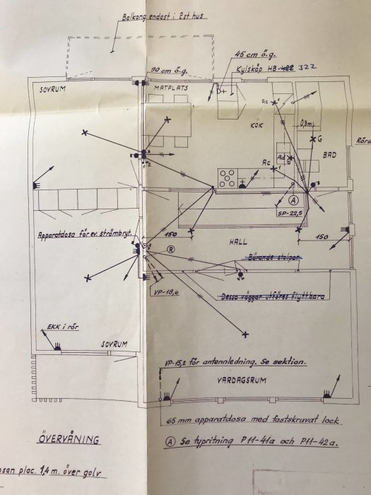 Handritad planritning av ett hus med markerade mått och konstruktionsdetaljer som visar sovrum, kök och andra utrymmen.