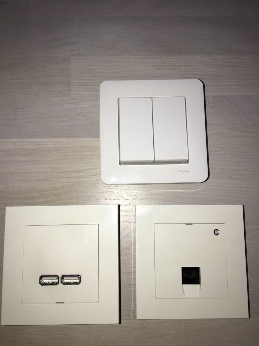 Tre olika vägguttagsdesigner: en Schneider strömbrytare, en dubbel USB-laddningsport och en Elko nätverksport.