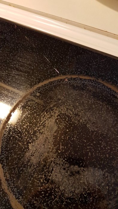 Spricka i en spishäll efter att en kryddburk tappats på den.