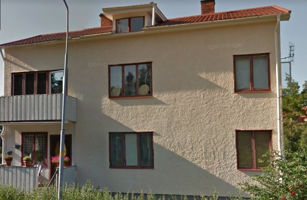 Villa på 180kvm med sliten fasad, potentiellt renoveringsobjekt, med omgivande grönska.