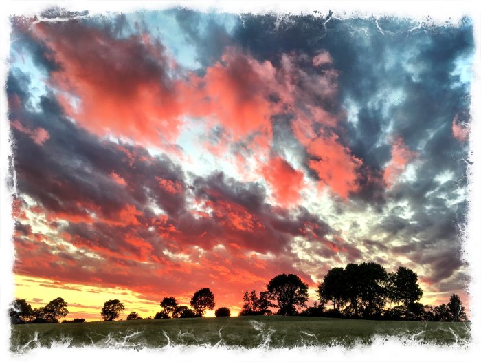 Dramatisk himmel med moln i orange och blå nyanser vid solnedgång, lätt filteranvändning.