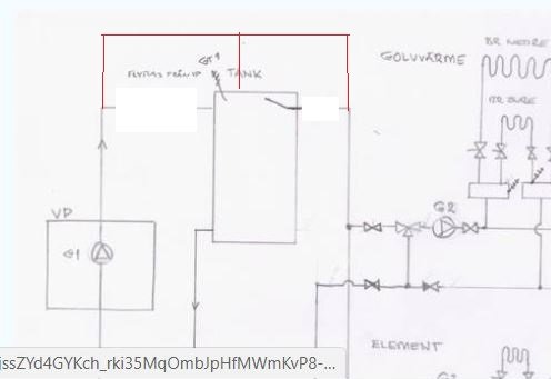 Handritad skiss som visar en schematisk installation för en värmepumpsanslutning med tank och flödesvägar.