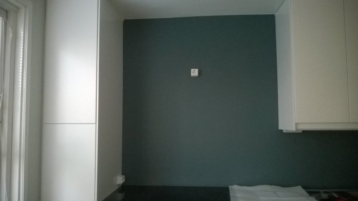 Eluttag placerat på vägg mellan köksskåp, 65 cm ovanför diskbänk.