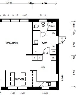 Ritning av en bostadslayout med detaljerad köksplanering, inklusive position för spishäll och ugn vid fönstret.