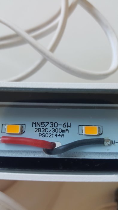 Närbild av LED-lampas märkning MN5730-6W 2B3C/300mA PS02144A.