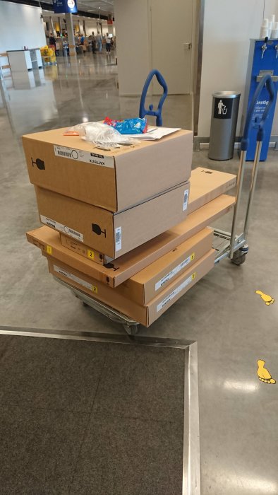 Flatpaket på en vagn i varuhus redo för hemtransport efter shopping.