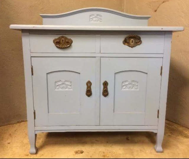 Litet blåmålat träskåp Äpplet med två dörrar och nostalgiska detaljer, före renovering.