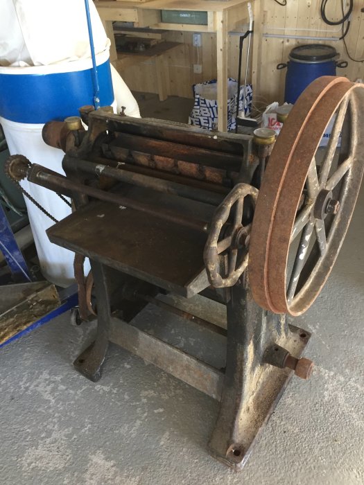 Gammal Jonsered hyvelmaskin från 1907 i ett garage, komplett och välbehållen.