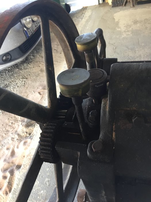 Närbild av en äldre Jonsereds hyvel med tydliga kugghjul och vred i ett garage.