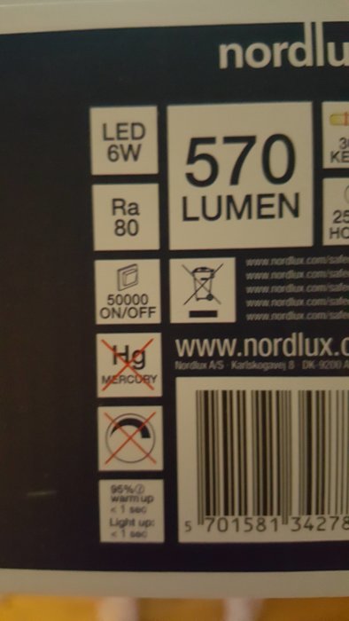 Förpackningsetikett för LED-lampa med specifikationer och varning för att den inte är dimbar.
