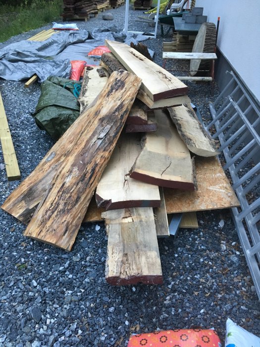 Stapel av rötskadat virke på grusunderlag erbjuds gratis i Åkersberga.