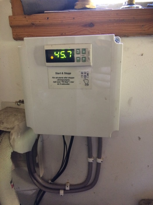 Regleringsenhet för vattenburet system visar temperatur 45.7°C på en digital display.