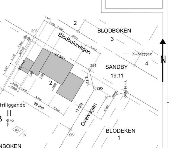 Skiss av hus placerat på en tomt med måttangivelser och gatunamn, inklusive kompassriktning.