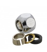 Konuskoppling för rörinstallation bestående av en metallhylsa, en klämringshalva och två tätningsringar.