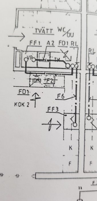 Byggritning över kök med markerad röd prick för fläktrör i hörn och angivet vent-rör.